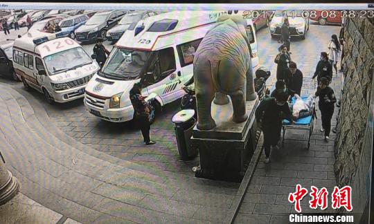 监控拍下孕妇被紧急送入湖南省第二人民医院 徐珊 摄
