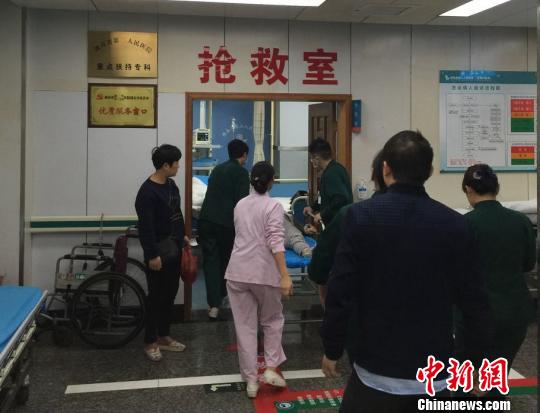 孕妇被紧急送入湖南省第二人民医院　徐珊　摄