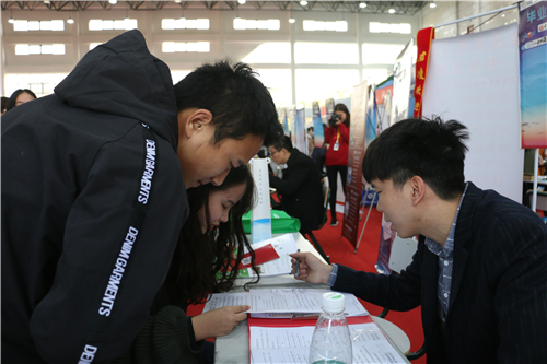 中原工学院举行毕业生秋季就业双选会