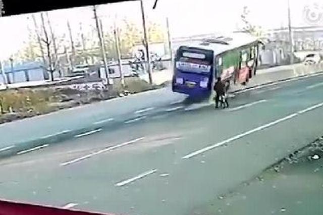 公交车为躲自行车侧翻 骑车人淡定离开_新浪河南_新浪网