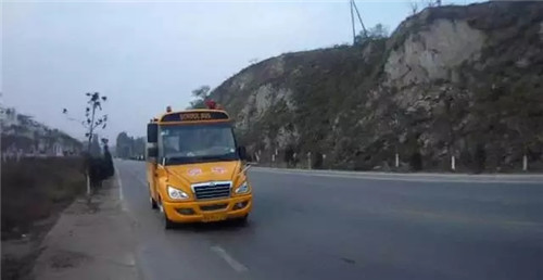 南阳一校车司机驾驶证与准驾车型不符 负责人