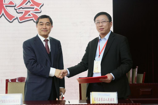 三附院院长张大伟与十家联盟代表单位进行现场签约