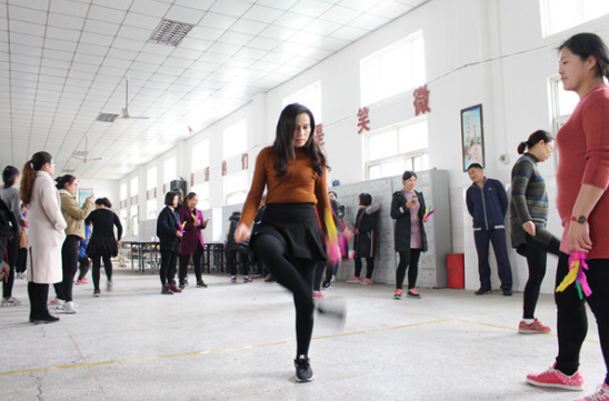 郑州经开区九龙学区举行教师趣味运动会