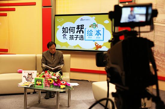 唐亚明朗读《活了100万次的猫》