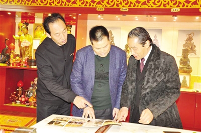 张文杰（右一）介绍博物馆概况