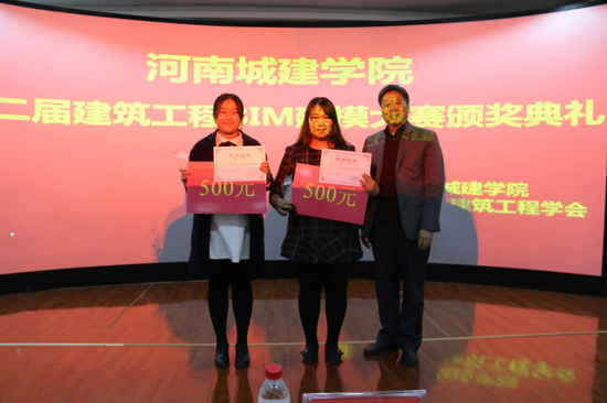 赵金安为获奖选手颁奖