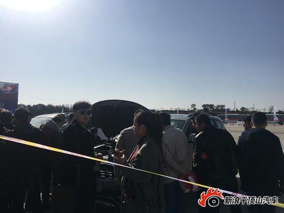 车技表演结束后,到场客户一拥而上查看发动机