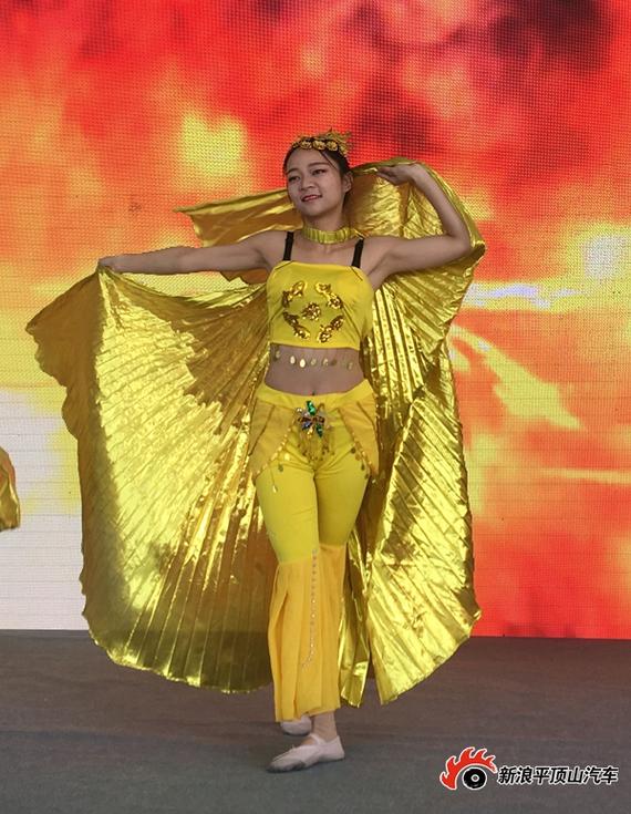 美女舞蹈助阵
