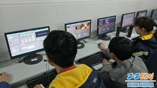 微电影社团学生学习电影制作剪辑课程