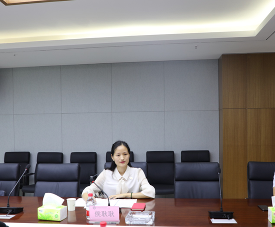 河南华信阳光教育科技集团副总经理侯耿耿主持会议