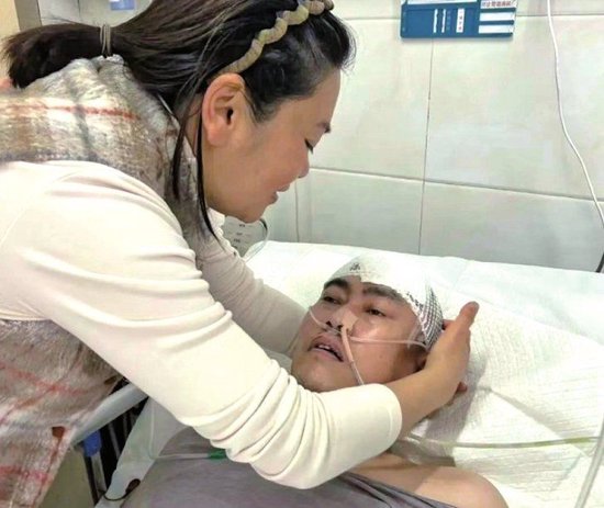 陈尧妻子在医院照顾他