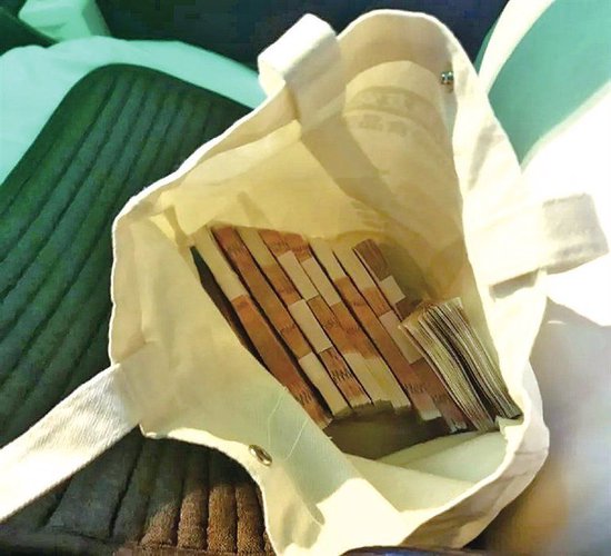 乘客落在出租车上的10万元现金分文不少