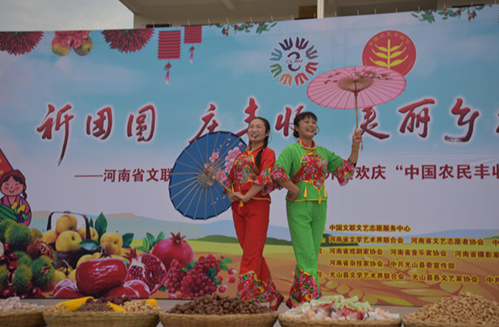 光山县文艺志愿者张秀芳、陈晓娟表演光山花鼓戏《姑嫂逛村》