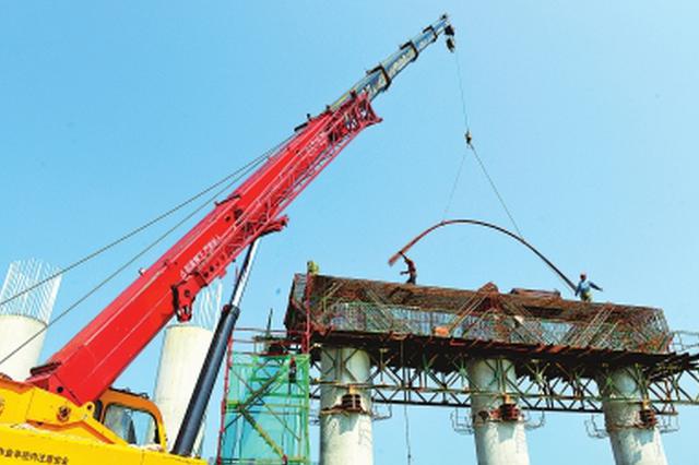 G234焦作至滎陽黃河大橋項目工人正在緊張施工。王暉攝