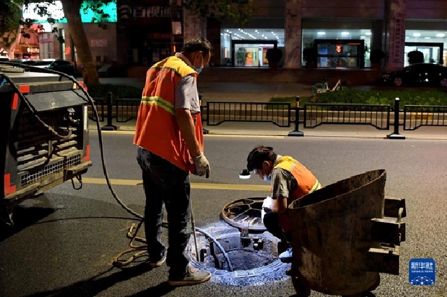 郑州：市政工人夜间工作忙（图）