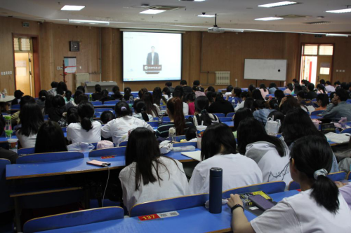 河南中医药大学学生听党课现场