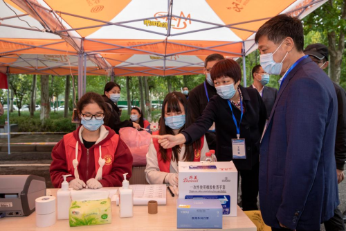 校长许二平等现场指导学生返校