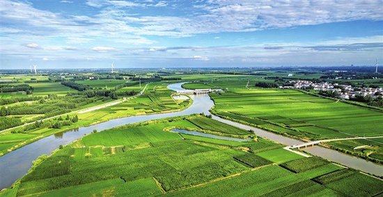 　　贾鲁河、双洎河扶沟县摆渡口交汇处，摆渡口大闸矗立，沃野绵延，勾勒出一幅豫东生态农业画卷。黄金峰 摄影