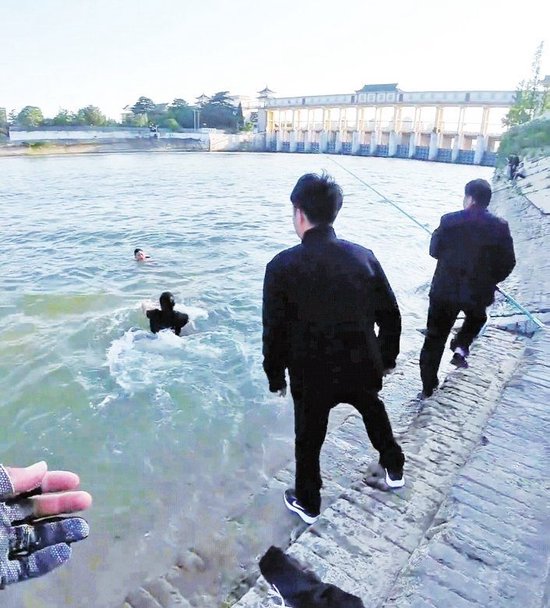 张鹏游向落水男童