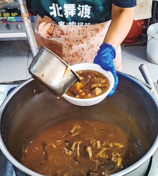 郑州3元一碗的胡辣汤可以无限续碗 店内免费爱心餐提示格外醒