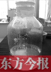 出土青铜壶里倒出的液体,专家推测为美酒 洛阳市文物考古研究院供图