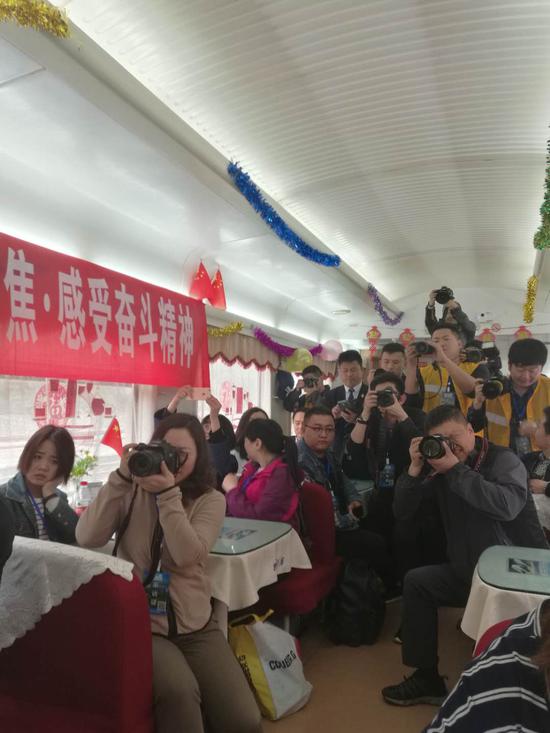 記者媒體采訪體驗小慢車