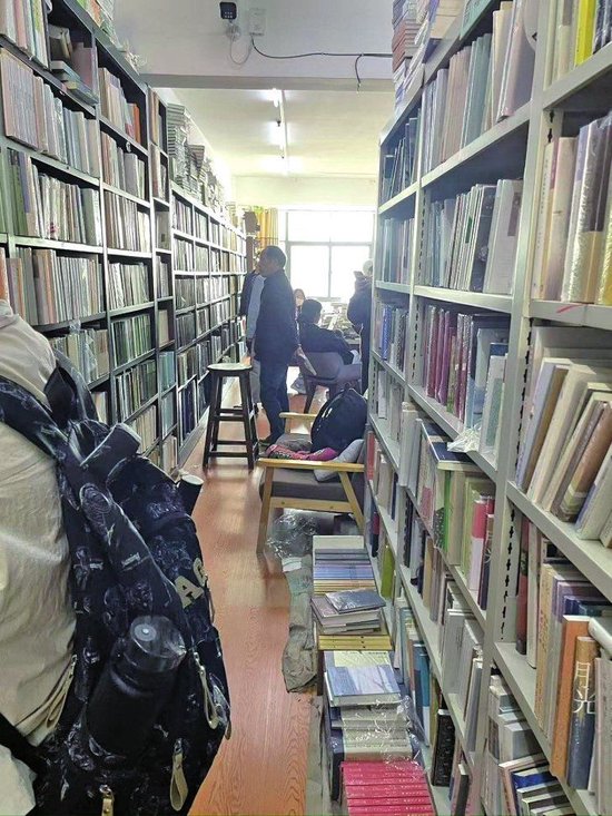 书店宣布关停后首个周末，读者在店内选购。