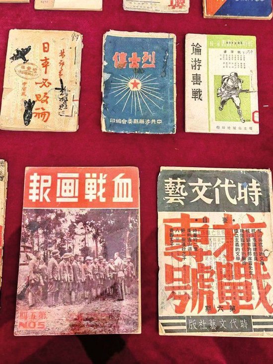 河南人杨翔飞32年收藏上万件日军侵华铁证 常因史料残酷彻夜难