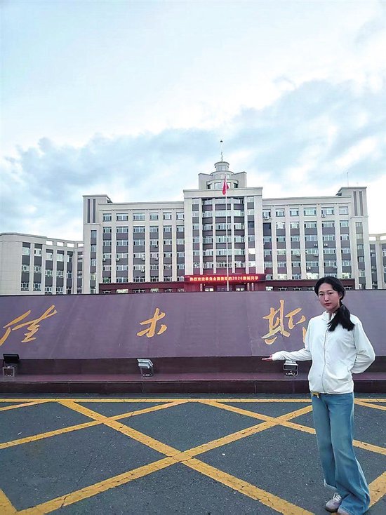 8月29日，女儿顺利在佳木斯大学报到，夫妻俩与儿子一起驾车从黑龙江直奔新疆。