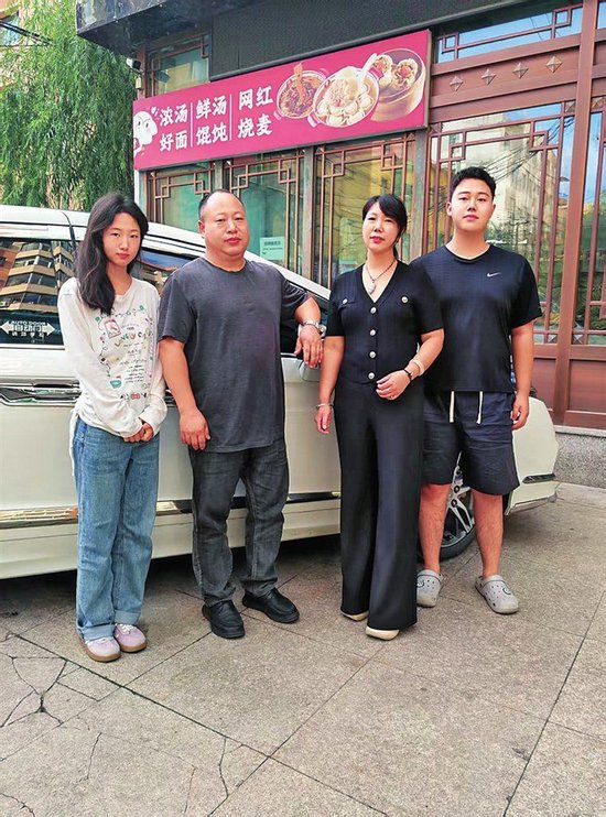 河南夫妇自驾上万公里送龙凤胎儿女上大学