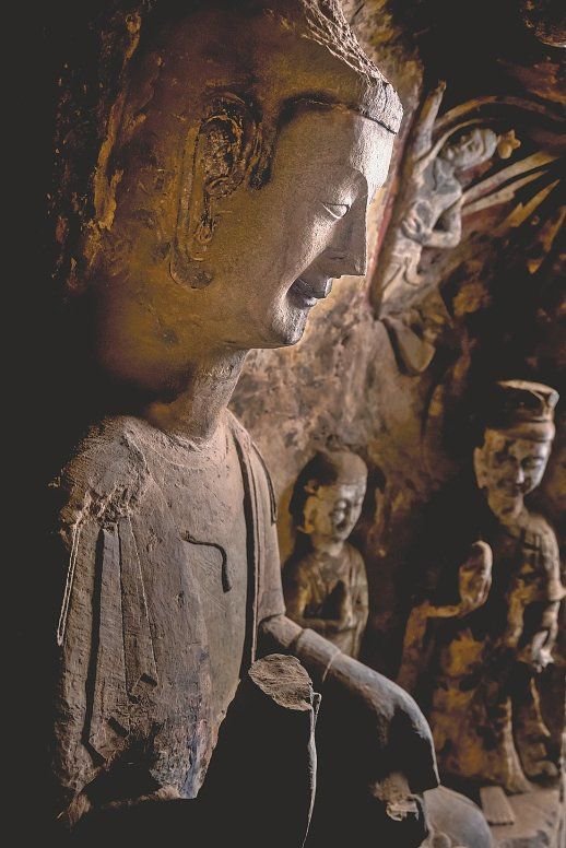 第四窟中心塔柱上层佛龛主尊。 张耀宗 摄