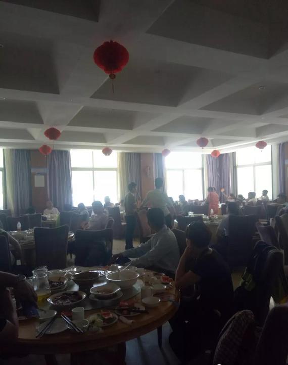 午饭的同时,我们的工作人员跟维修技师在给顾客讲解用车知识