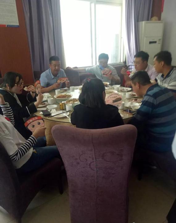 愉悦午餐的互动时刻