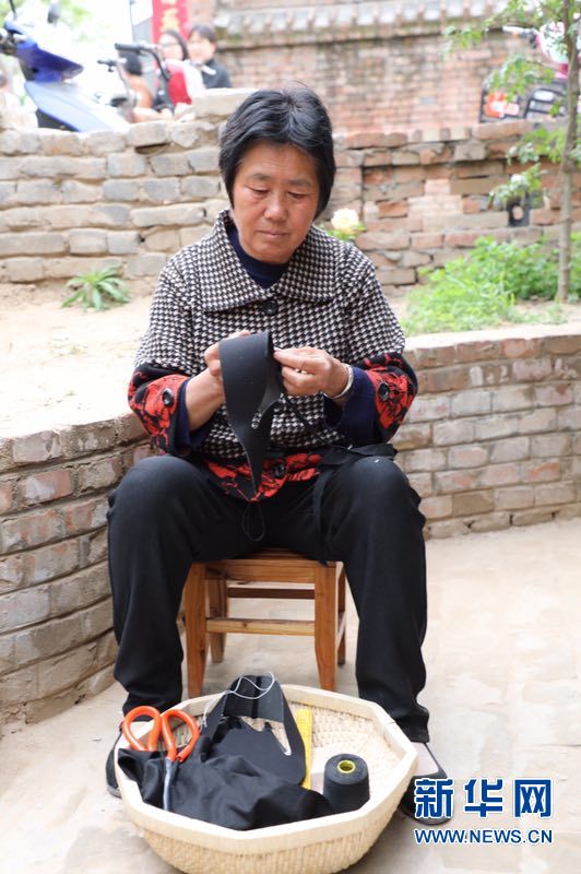 蘭考縣東壩頭鄉張莊村的村民在制作手工布鞋。
