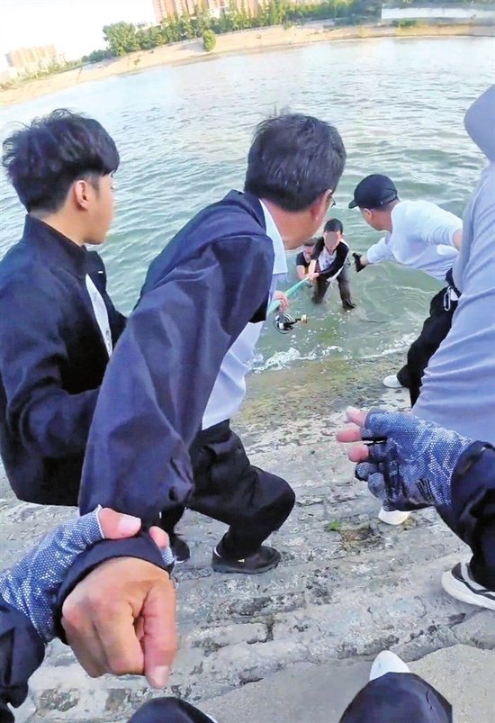众人合力救起落水男童