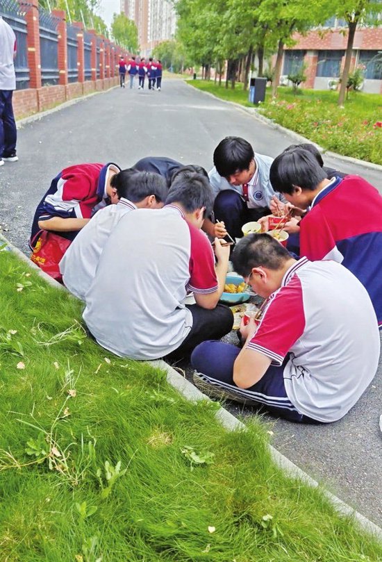 南阳妈妈给儿子送饭 引来一群住校娃蹭饭