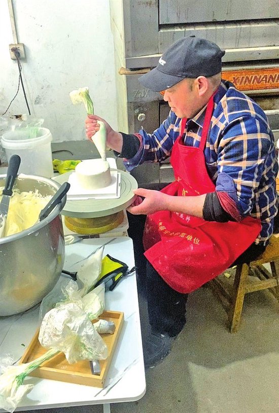 李安亮正在做蛋糕