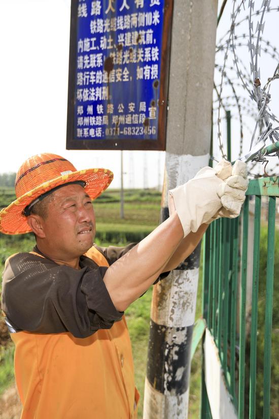 南陽工務段南陽西線路車間職工正在對轄區缺漏、損壞的防護柵欄進行補修