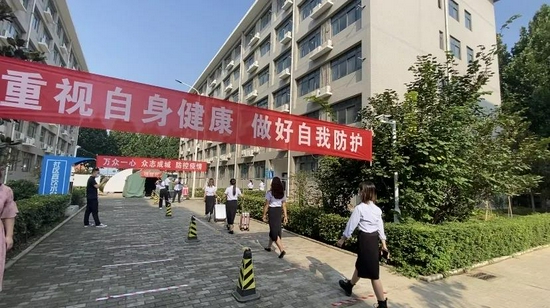有序排队进入宿舍楼