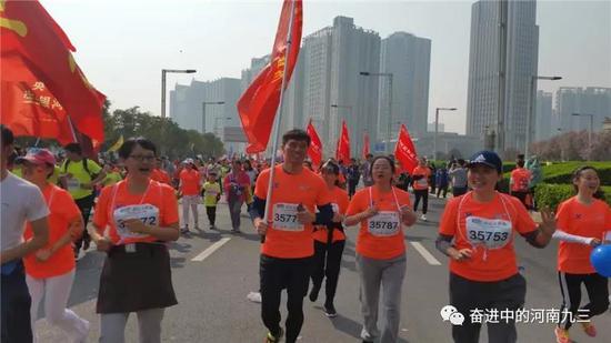 賽場上“九三學社河南省代表隊”隊旗高高飄揚