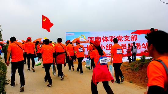 参赛者路过“河南体彩党支部第十四小组党员服务站”