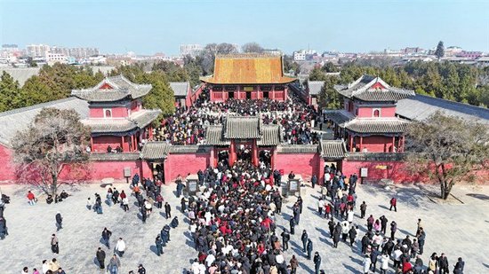 淮阳太昊陵正门前，游客排起长龙有序入园。