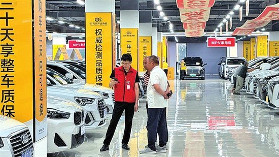 二手车卖场内正在挑选车辆的顾客
