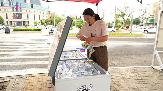 爱心市民韩智青往冰柜里放棒棒糖