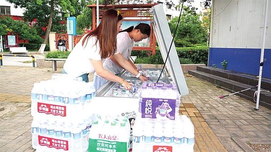 送水的爱心市民