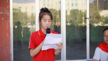 学生代表谢依达·艾克拜尔发言