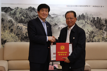 李屹書記為王笑南主席頒發(fā)獎牌和證書