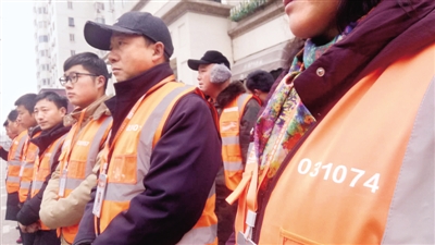 二七區向停車收費員發放新工裝和證件