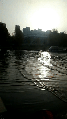 郑州华南城附近水管爆裂  积水最深处达六七十公分