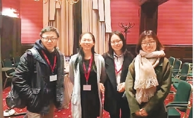 2017年1月,金岚(左二)与研究生同学在苏格兰举办报告会。